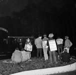 126225 Afbeelding van een demonstratie tegen het Amerikaanse optreden in de oorlog in Vietnam bij de ingang van de ...